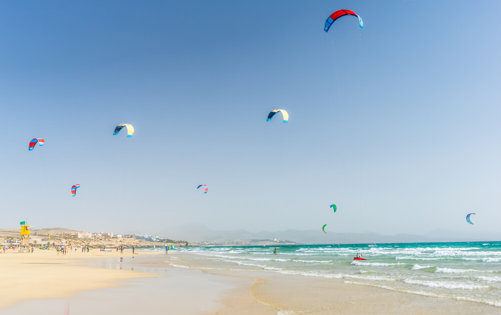 Strand auf Fuerteventura mit vielen Kitesurfern.