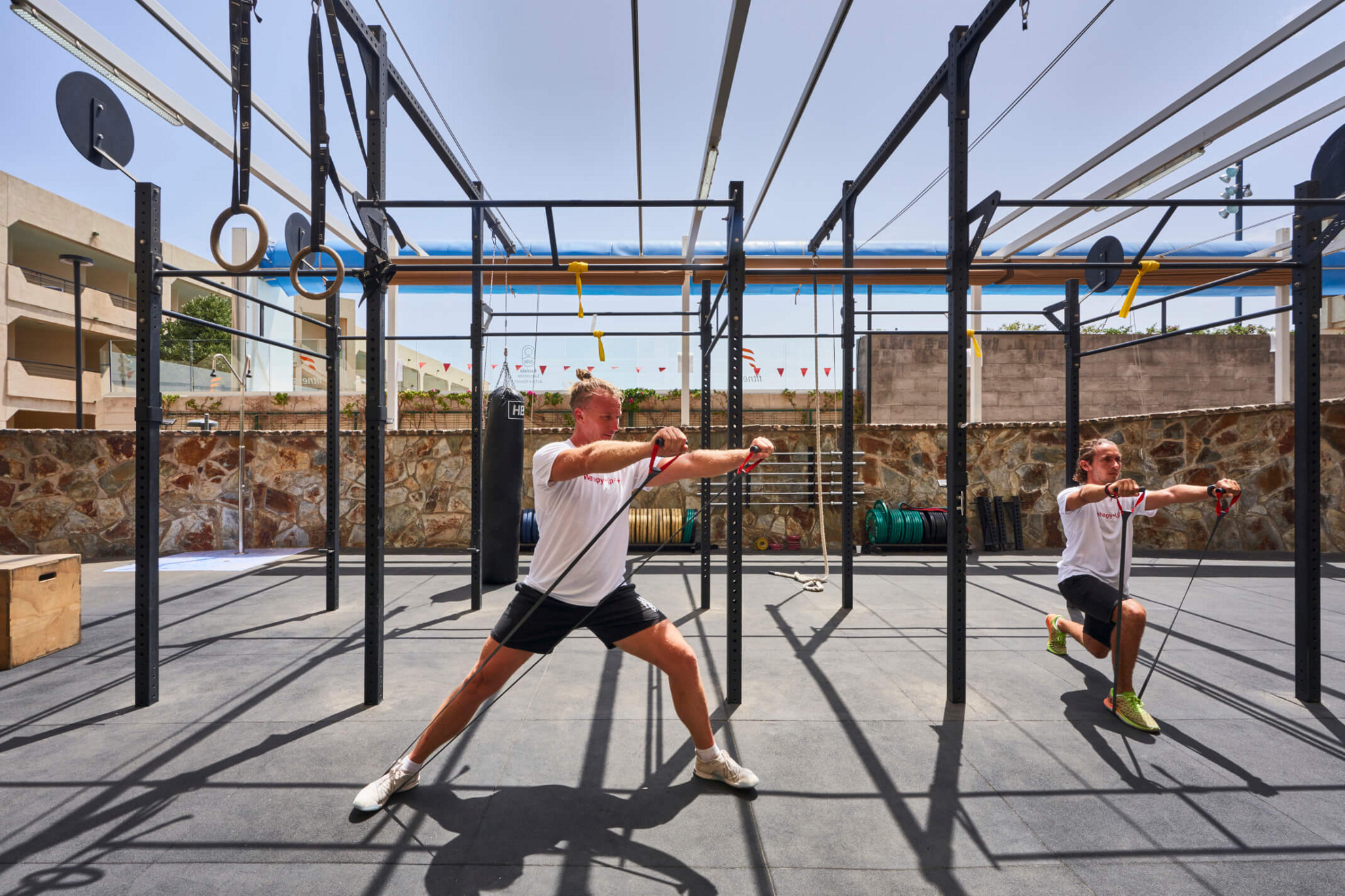 Zwei Urlauber trainieren in den Outdoor-Anlagen des Barceló Lanzarote Active Resort auf Lanzarote.