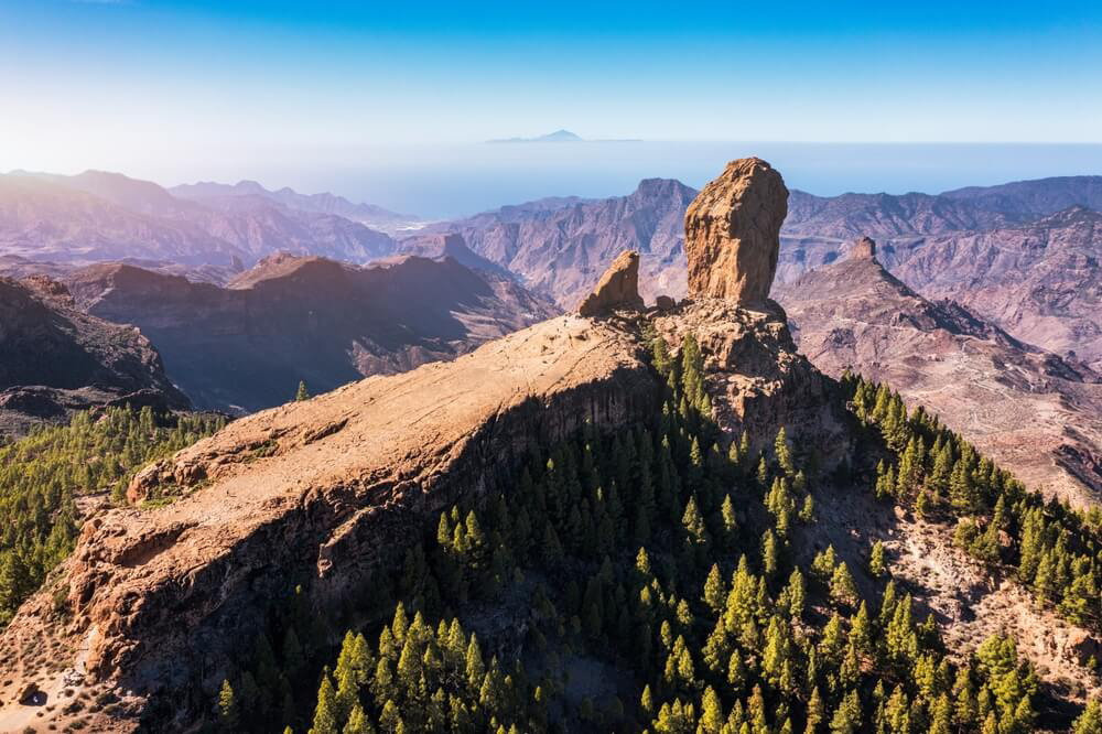 Roque Nublo auf Gran Canaria mit der Insel Teneriffa im Hintergrund.