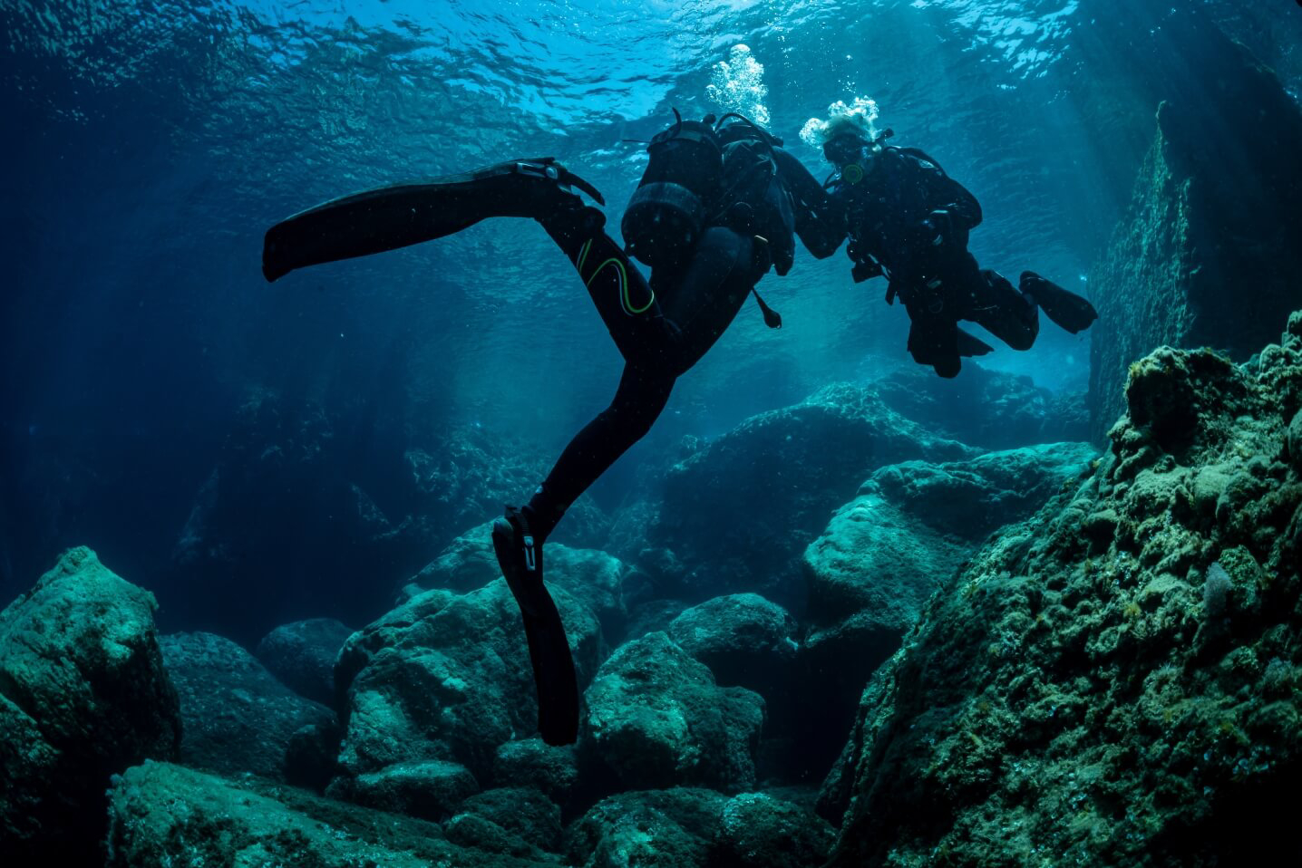 Taucher über felsigem Meeresgrund bei der Kanareninsel Lanzarote.