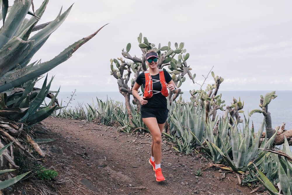 Sporturlaub Kanaren: Frau beim Trail Running entlang der Küste.