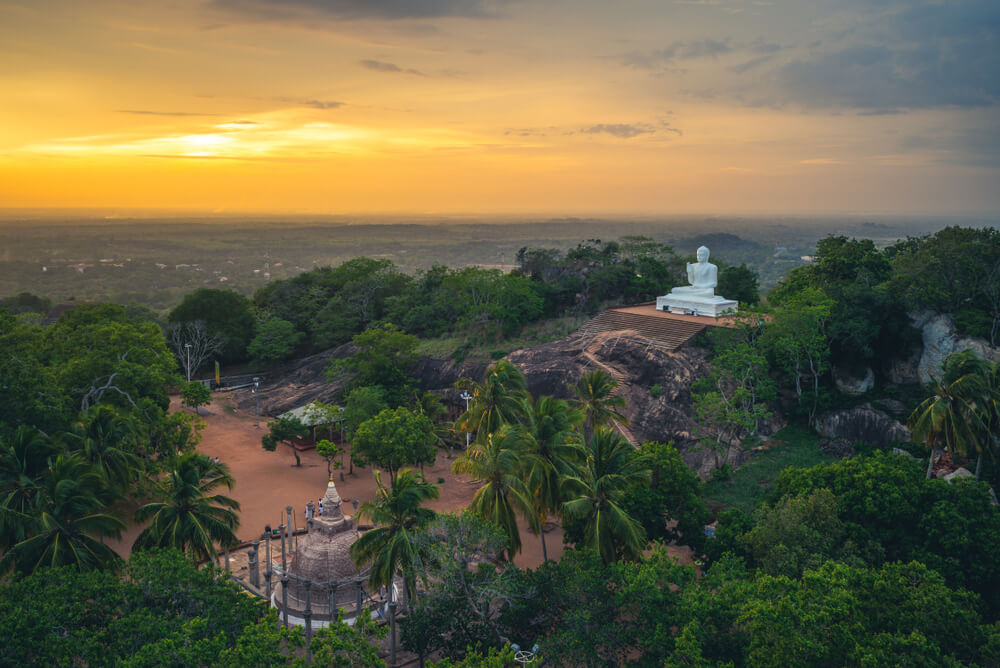 Blick auf die archäologische Stätte von Anuradhapura in der Dämmerung.