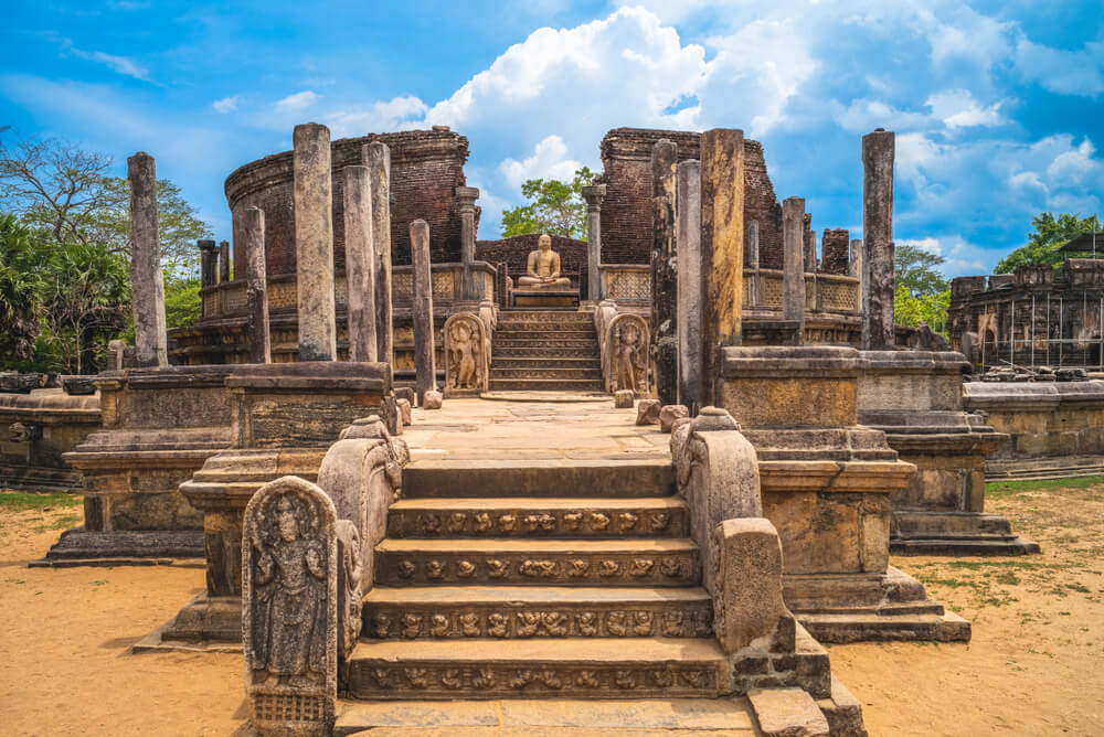 Tempelruinen mit Buddha-Statue in Polonnaruwa.