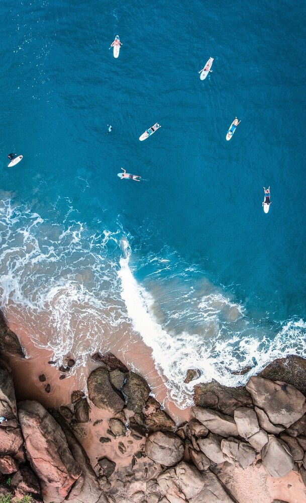 Sri Lanka schönste Strände: Arugam Bay aus der Vogelperspektive mit Surfern im Wasser.