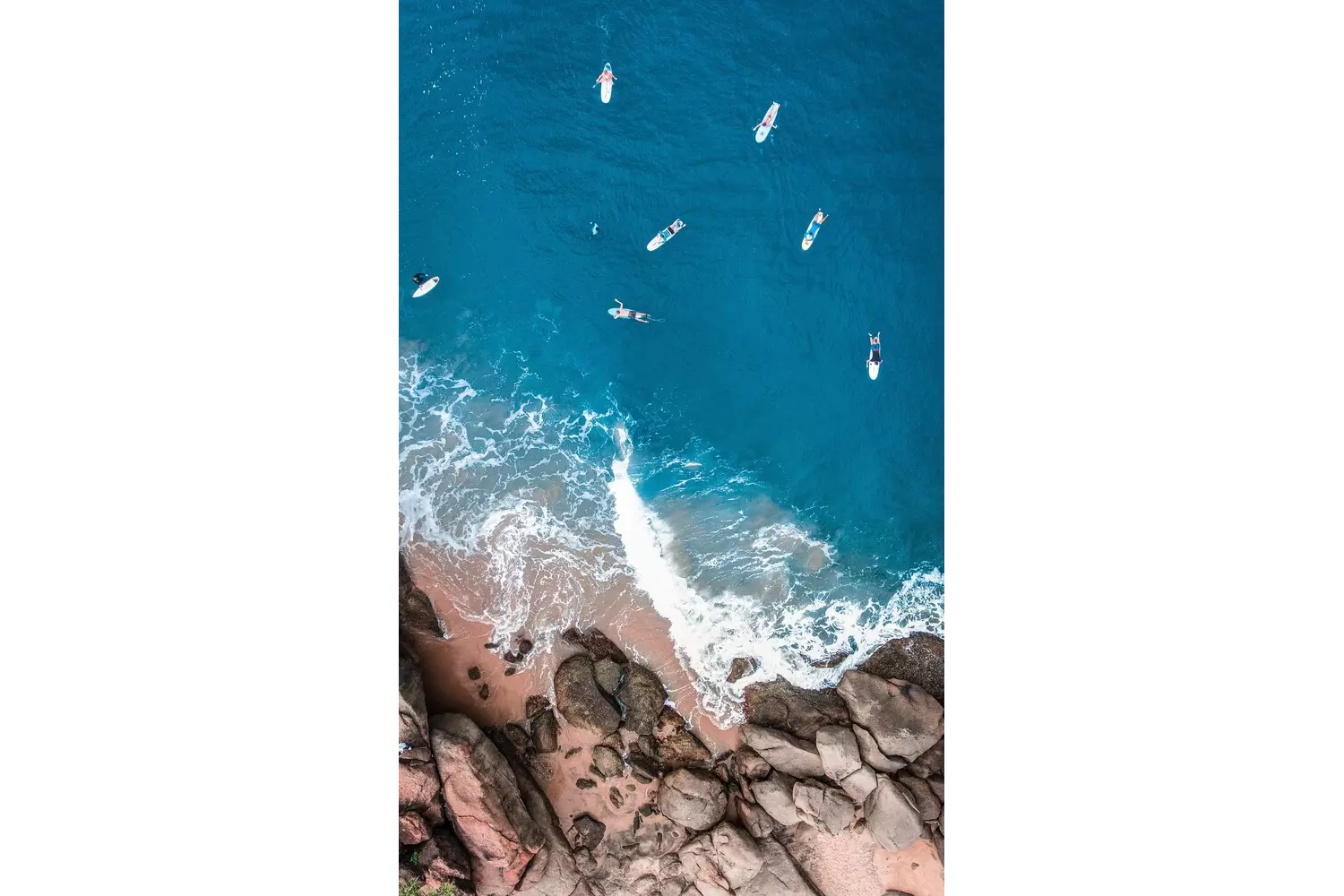 Sri Lanka schönste Strände: Arugam Bay aus der Vogelperspektive mit Surfern im Wasser.
