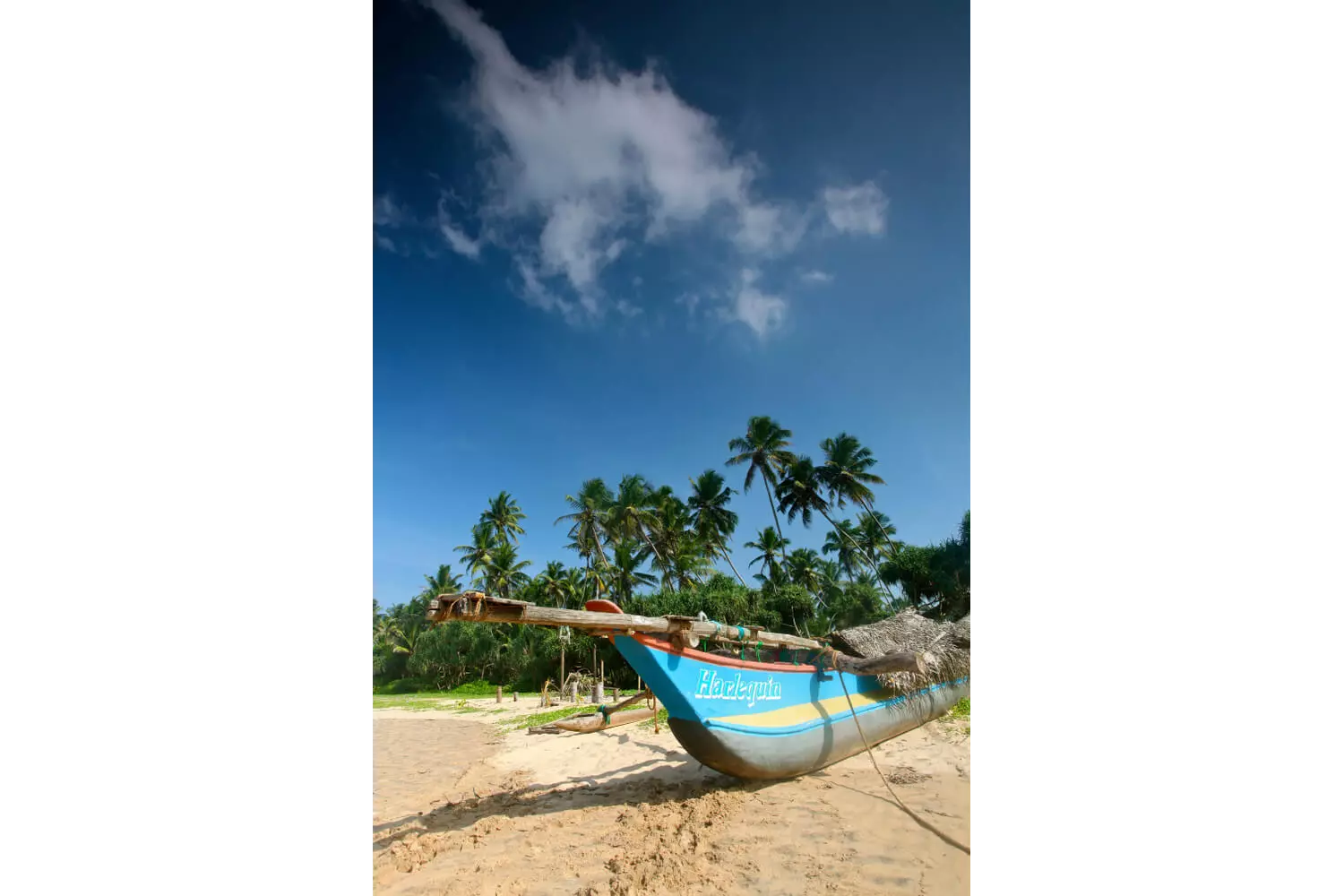 Fischerboot am Strand von Bentota in Sri Lanka.