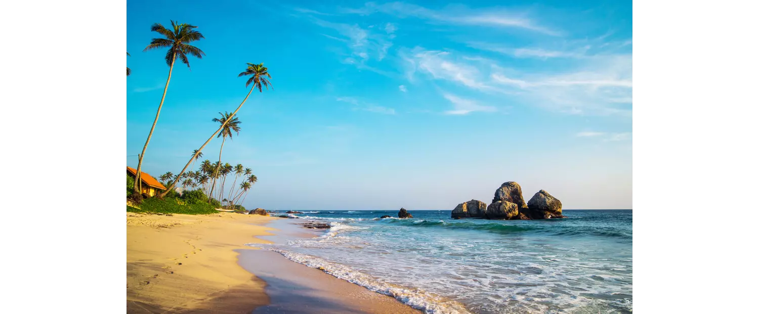 Der Strand von Hikkaduwa um Südwesten von Sri Lanka.