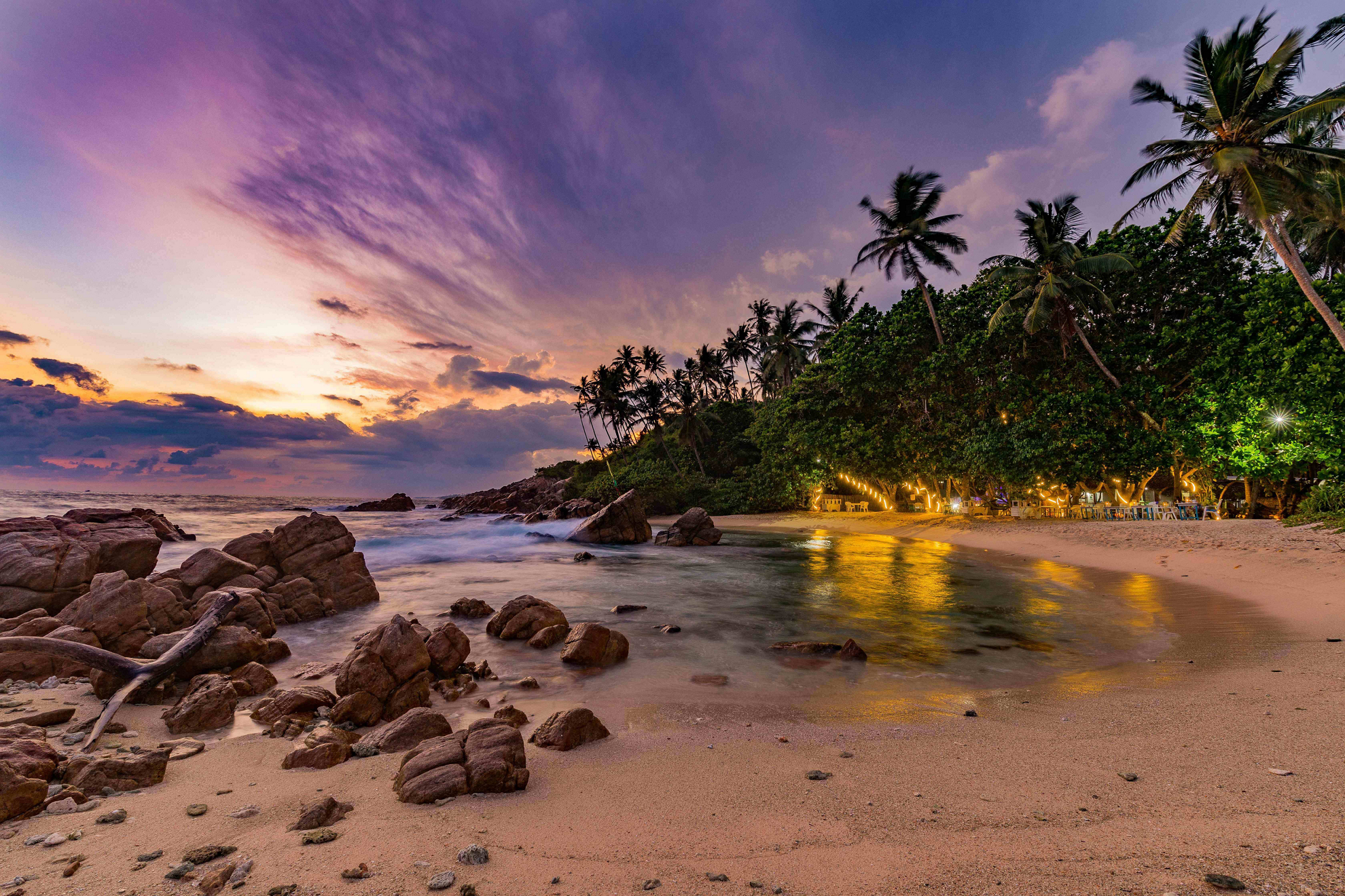 Abenddämmerung an einem paradiesischen Strand auf Sri Lanka.