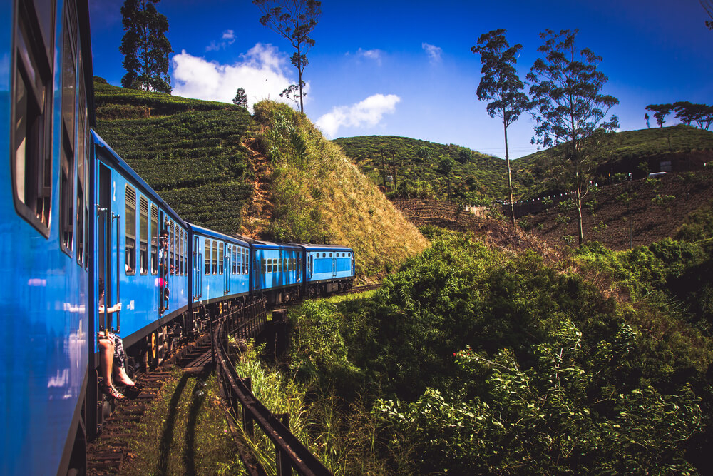 Sri Lanka Ausflugsziele: Zugfahrt durch das Hochland mit seinen Teeplantagen.