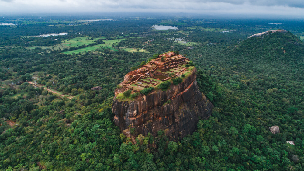 Sri Lanka Sehenswürdigkeiten: die Stätte von Sigiriya aus der Luft gesehen.