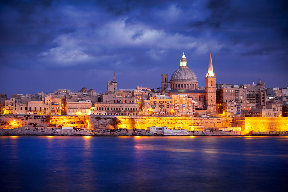 Blick vom Wasser auf Valletta bei Einbruch der Nacht.