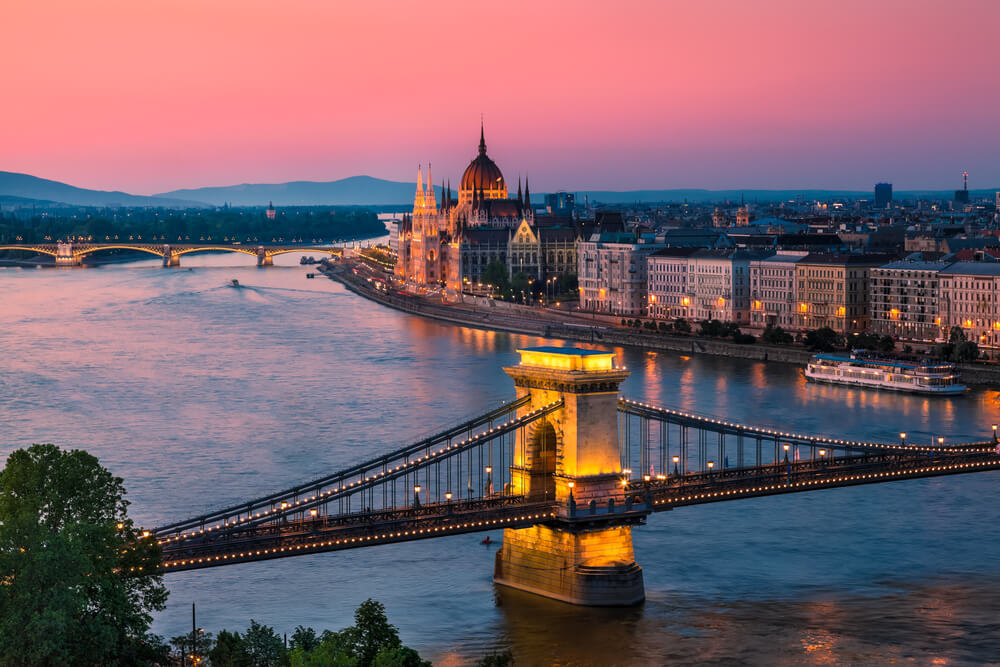 Blick auf die Donau in Budapest in der Dämmerung.