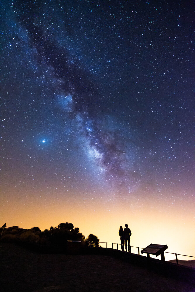 Llano de Ucanca: A lookout spot with a couple observing the night sky