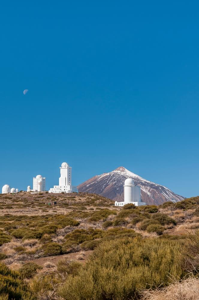 Sternenbeobachtung Teneriffa: das Teide Observatorium am Tag mit dem Teide im Hintergrund