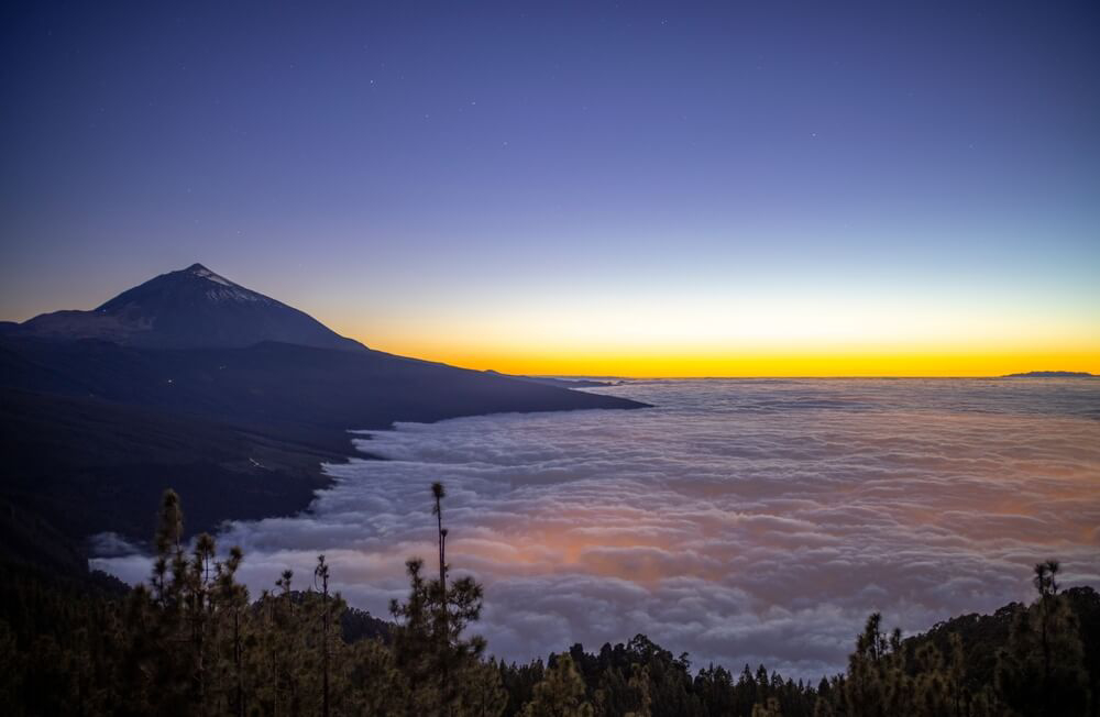 Flache Wolkendecke am Teide auf Teneriffa bei Einbruch der Nacht