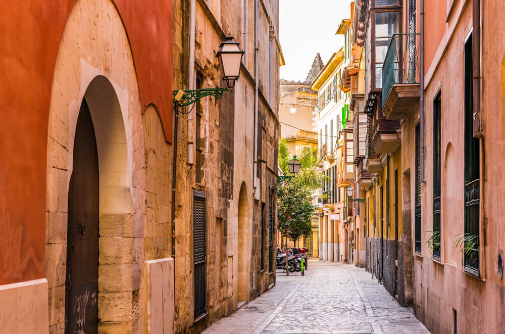 Summer holidays in Majorca: The traditional old streets of Palma de Mallorca