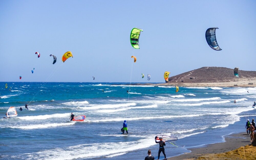 Kitesurfen auf Teneriffa am Playa de El Médano.