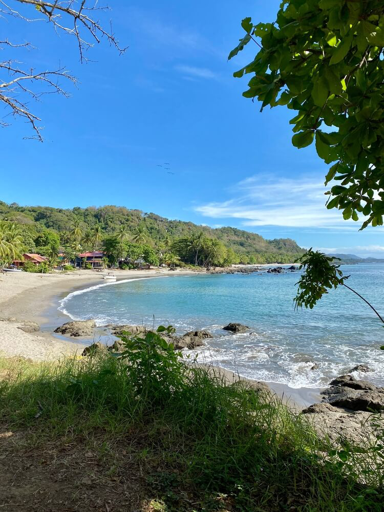  Strand mit kleinen Häusern bei Santa Teresa, an der Pazifikküste von Costa Rica.