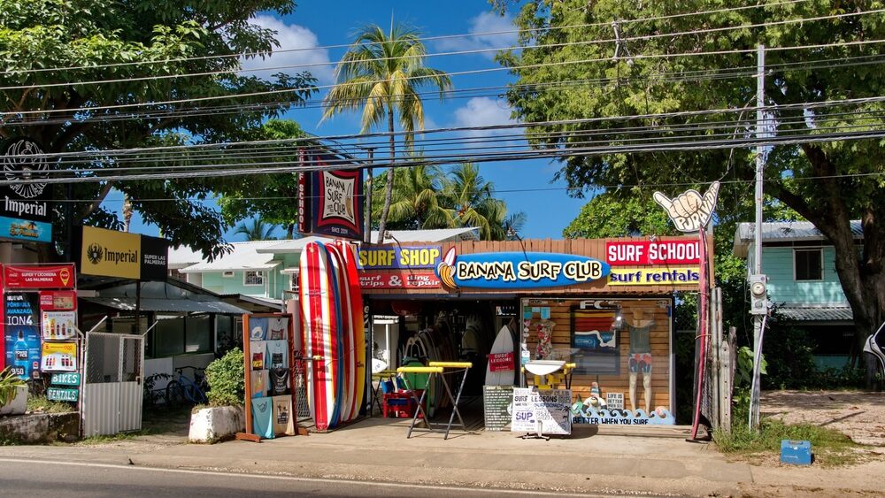 Surfen in Costa Rica: bunte Surfschulen und Surfshops in Tamarindo.