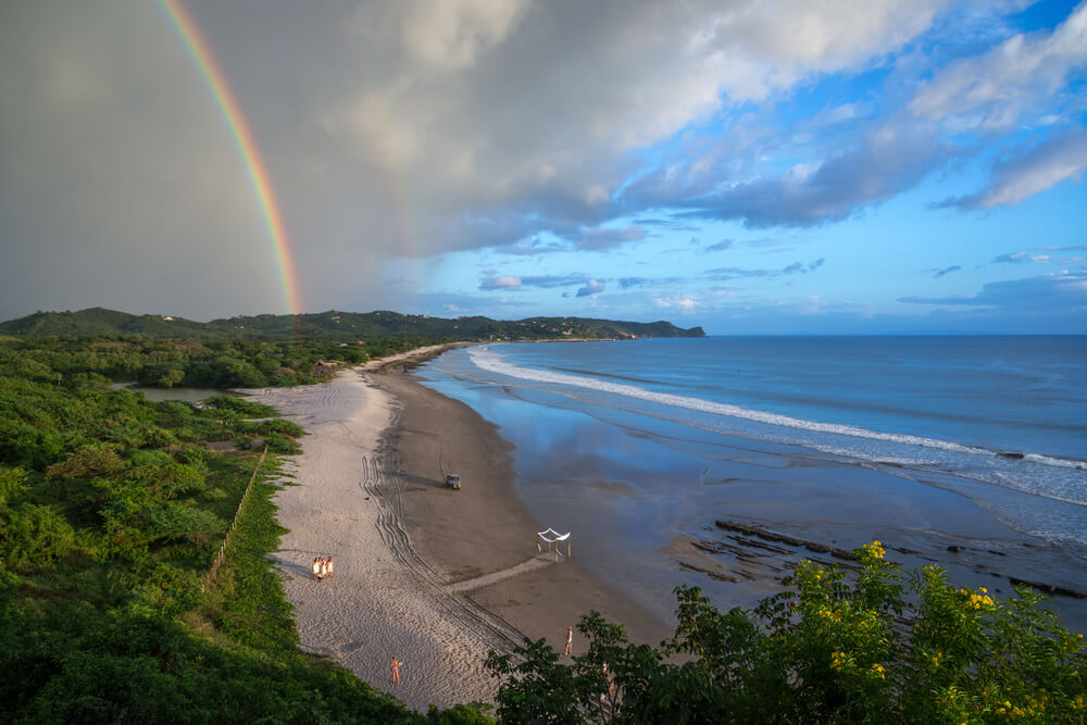 Surfen in der Karibik und Mittelamerika: Strand mit Regenbogen in Nicaragua.