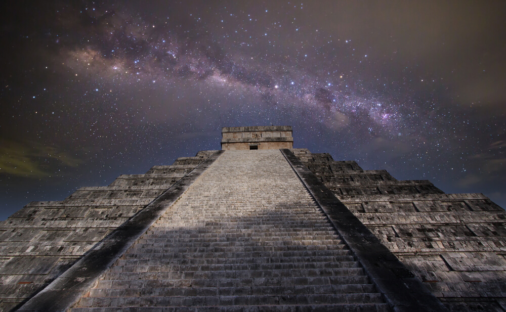 Tagundnachtgleiche Chichén Itzá: die Maya-Stätte bei Nacht.