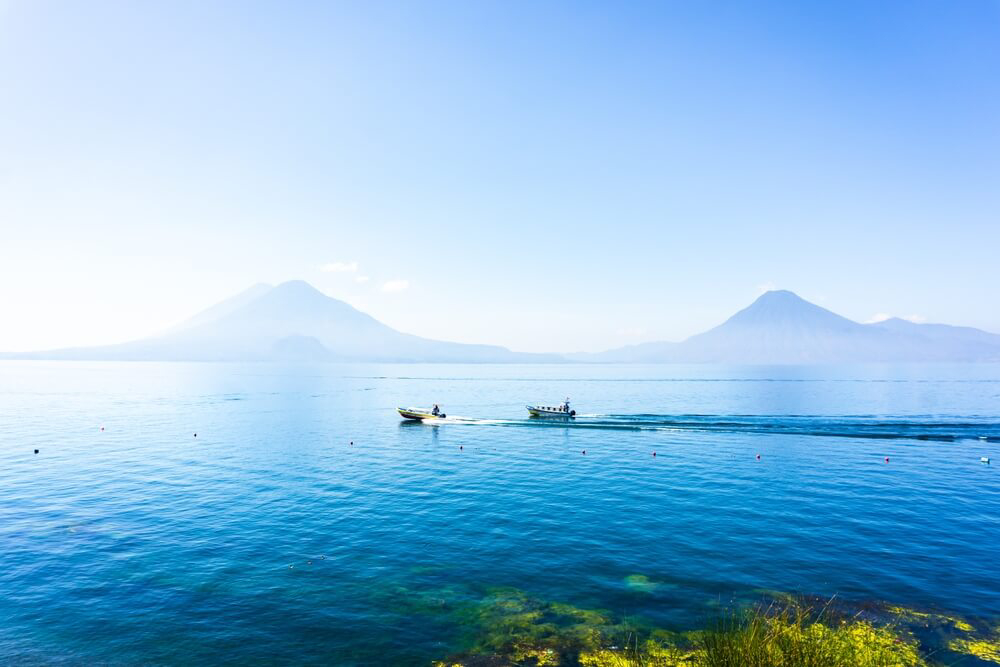 Der Lago de Atitlán in Guatemala, einer der besten Orte zum Tauchen in Mittelamerika.