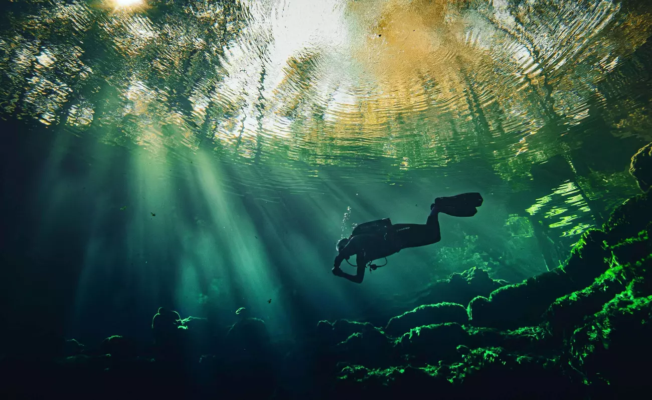 Tauchen in Mittelamerika: Taucher in einem Cenote.