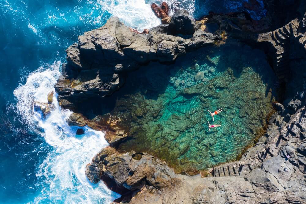 Schwimmbecken aus Lavagestein auf Teneriffa: ideal für Kinder.