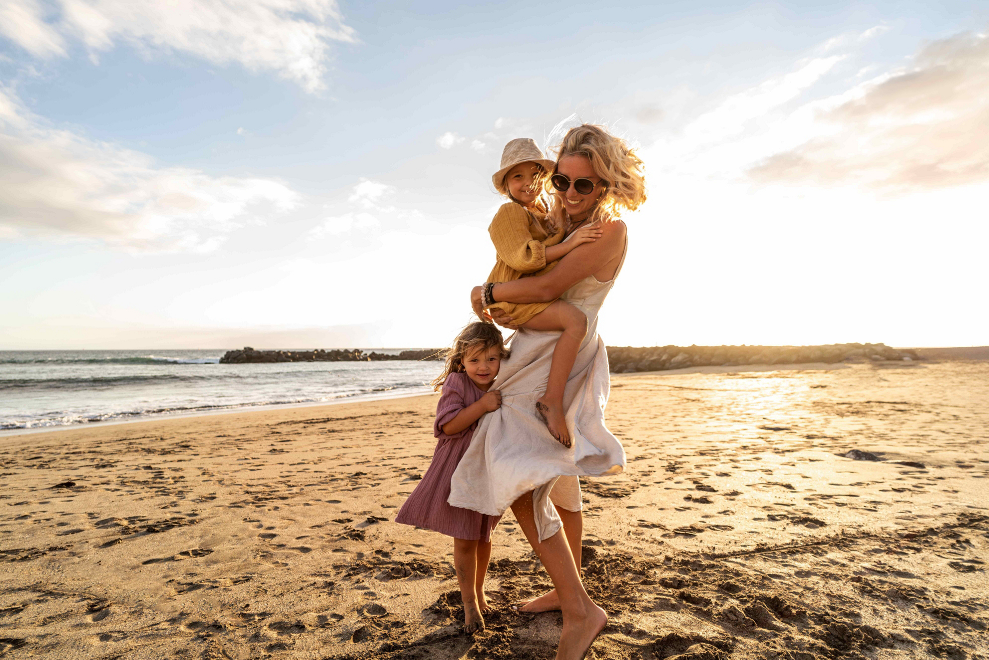 Mutter am Strand auf Teneriffa mit Kindern