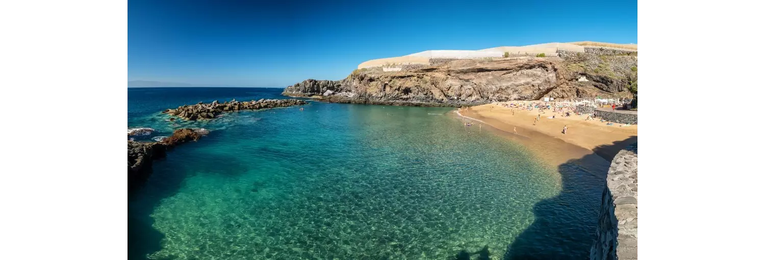 Kleine Bucht mit kristallklarem Wasser auf Teneriffa.
