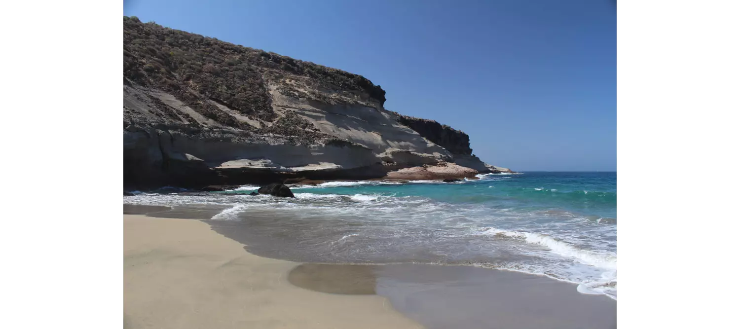 Schwarzer Lavastrand mit Klippen auf Teneriffa