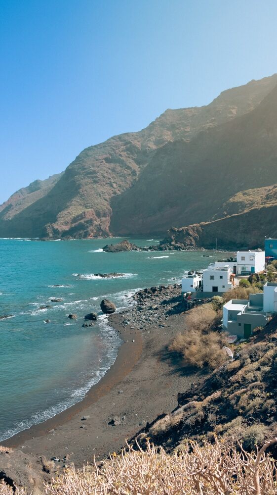 Playa de Roque Bermejo in der Nähe vom Dorf Chamorga auf Teneriffa.