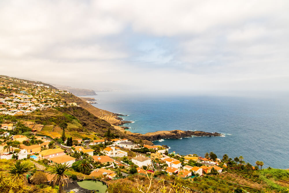 Teneriffa schönste Orte: das kleine Dorf El Sauzal an einem Berghang am Meer gelegen.