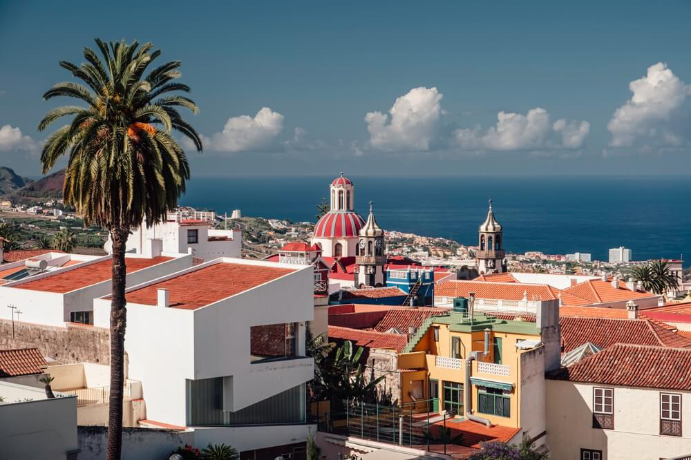 Blick über die Altstadt von La Orotava auf Teneriffa mit dem Meer im Hintergrund.