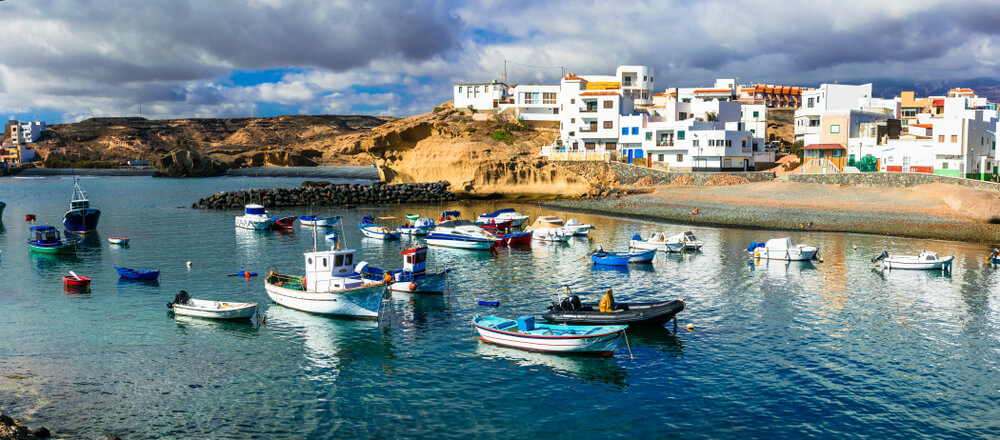Fischerboote im malerischen Hafen von San Miguel de Tajao auf Teneriffa.