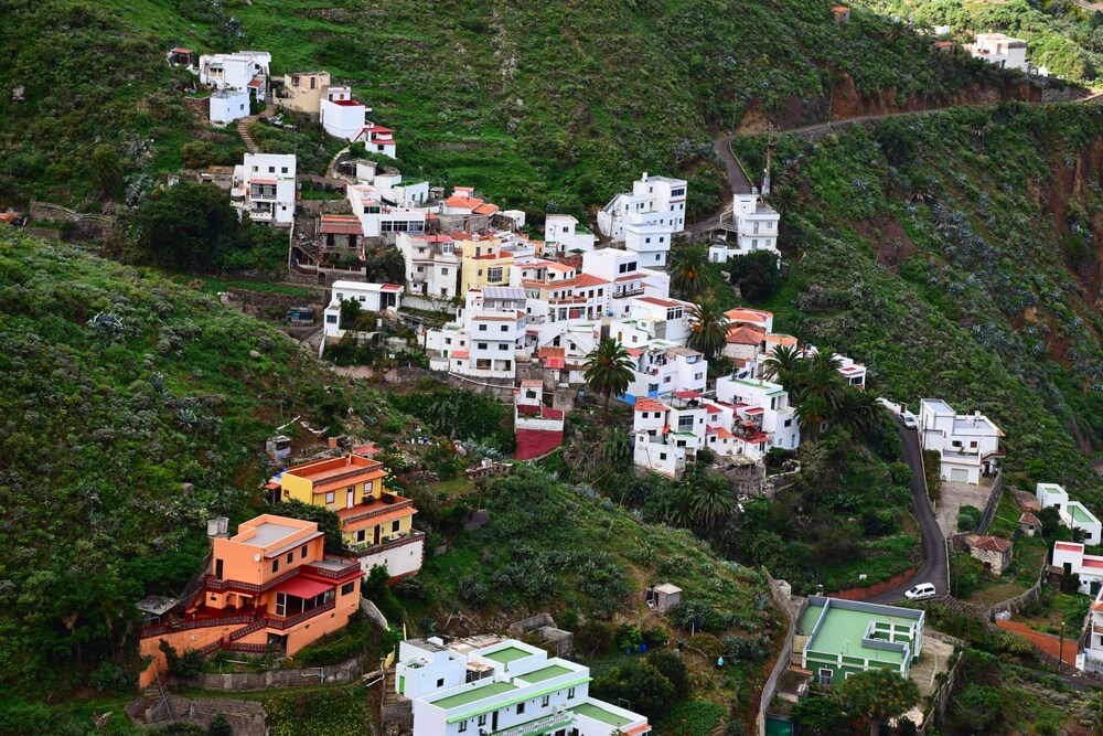 Das winzige Dorf Taganana auf Teneriffa von tiefgrüner Vegetation umgeben.
