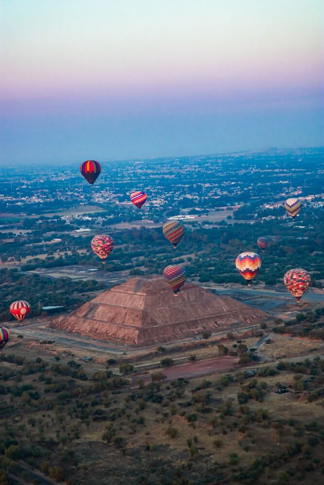 Mehrere Heißluftballons überfliegen die archäologische Stätte von Teotihuacan in Mexiko.