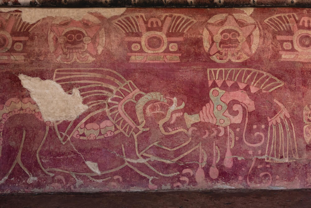 "Gefiederter Jaguar" in einem präkolumbischen Wandgemälde eines Palastes in Mexiko.