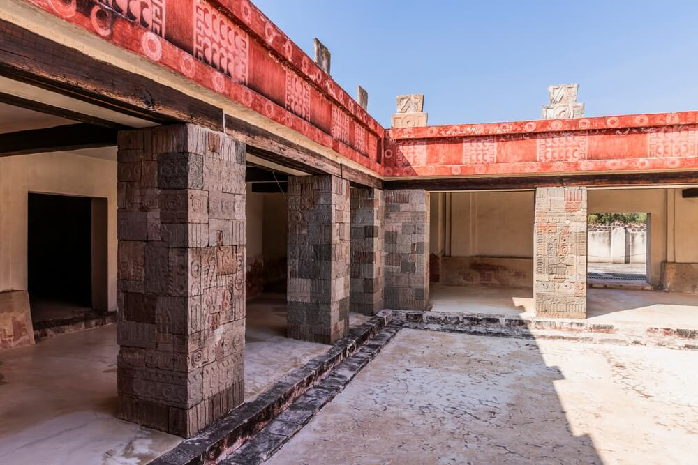 Innenhof mit Wandbemalungen und Reliefs im Palast von Quetzalpapálotl.