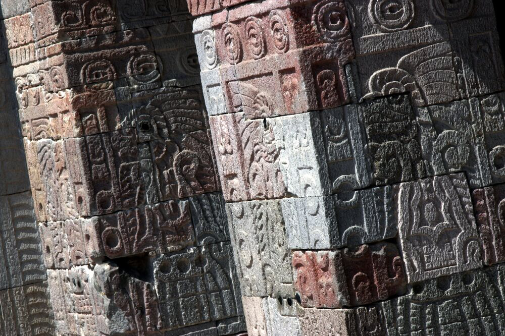 Reliefskulpturen an einem präkolumbischen Tempel in Mexiko.