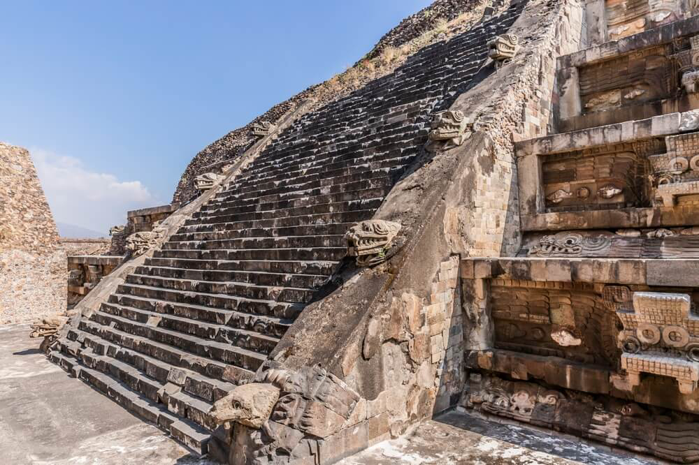 Detailansicht von Reliefskulpturen an einem Tempel des Quetzalcóatl in Mexiko.