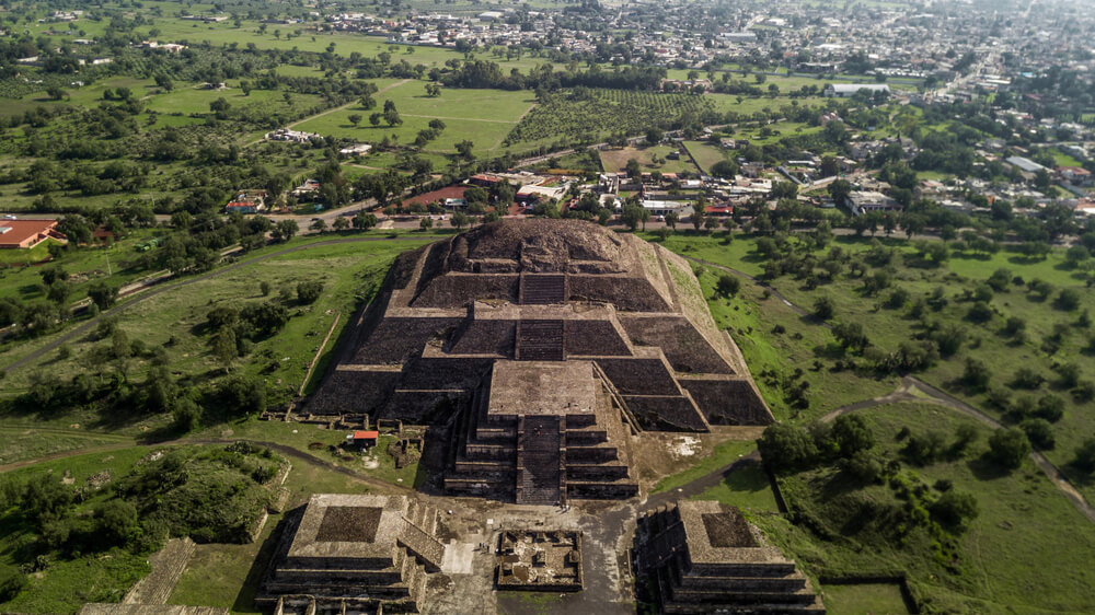 Luftaufnahme der archäologischen Stätte von Teotihuacan in Mexiko.