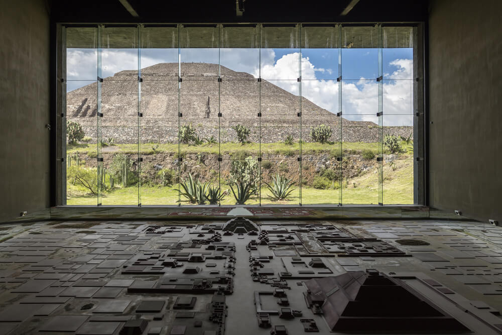 Modell der historischen Stadt Teotihuacan mit Blick auf die archäologische Stätte im Hintergrund.