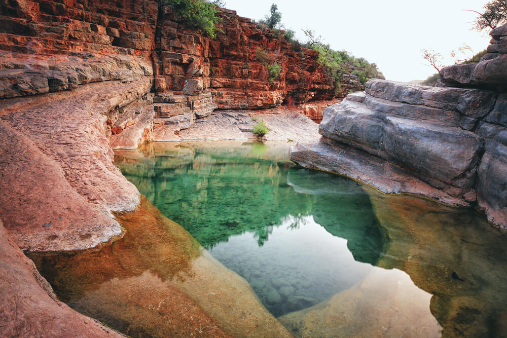 Paradise Valley: Curved rock face with a pool of water in the middle