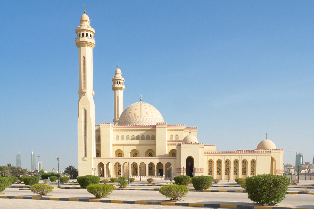 Things to do in Bahrain: A close-up of the Al Fateh mosque against the Bahrain skyline
