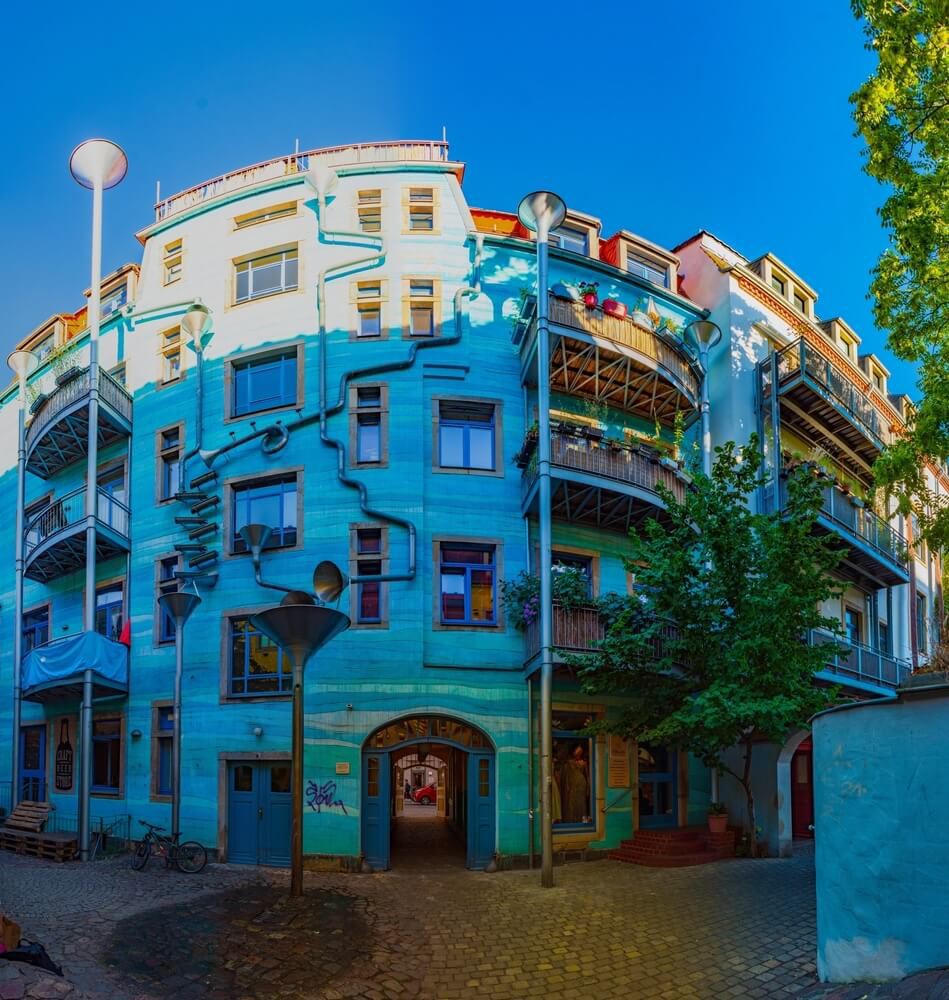 Kunsthofpassage: A blue round building with windows, arches and balconies