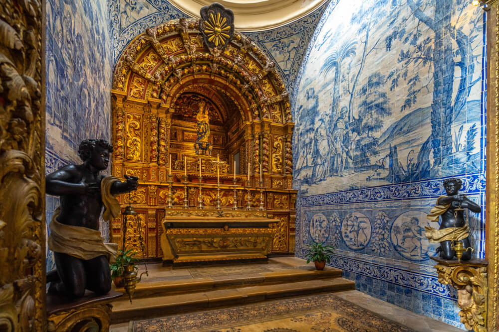 Things to do in Faro: Inside the Sé Cathedral with gold decoration