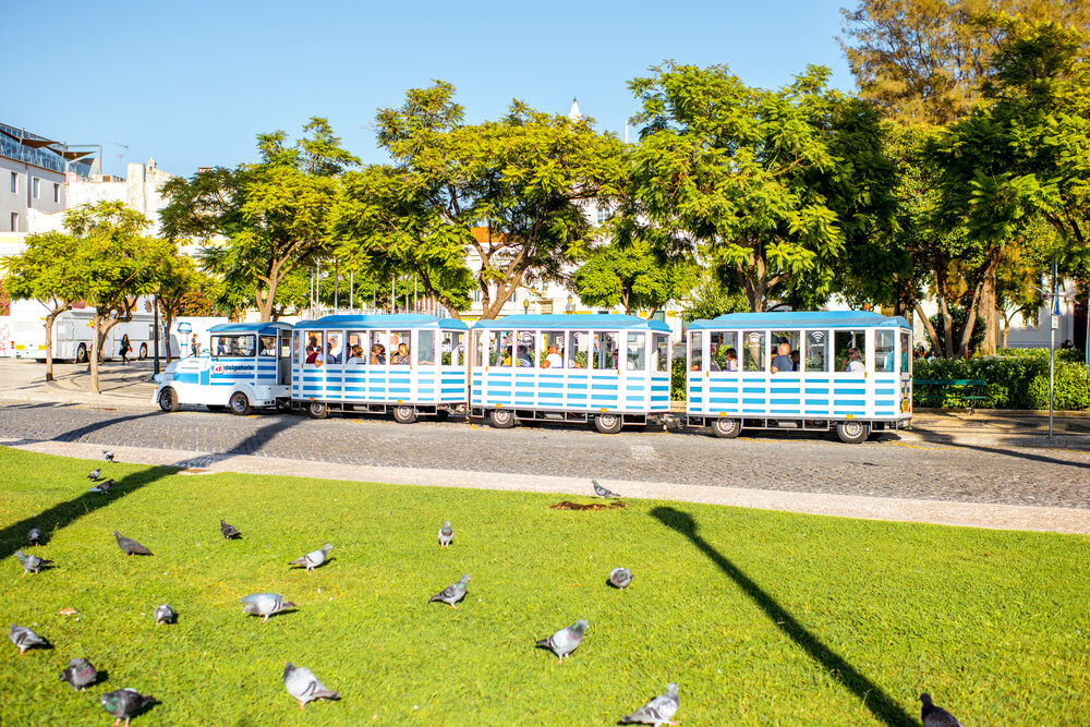 Manuel Bívar: A tourist train taking people on a trip round the Jardim Manuel Bívar