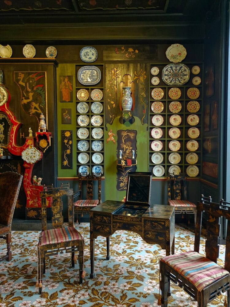 Things to do in Le Marais: A red living room in Victor Hugo’s house with Chinese decoration 