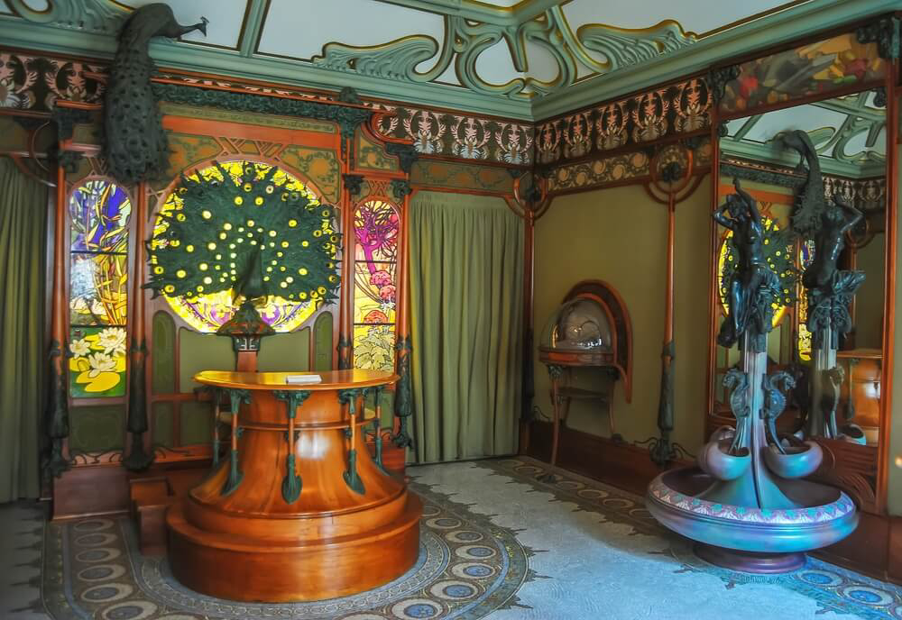 Musée Carnavalet: A green room with ornate decorations and exhibits